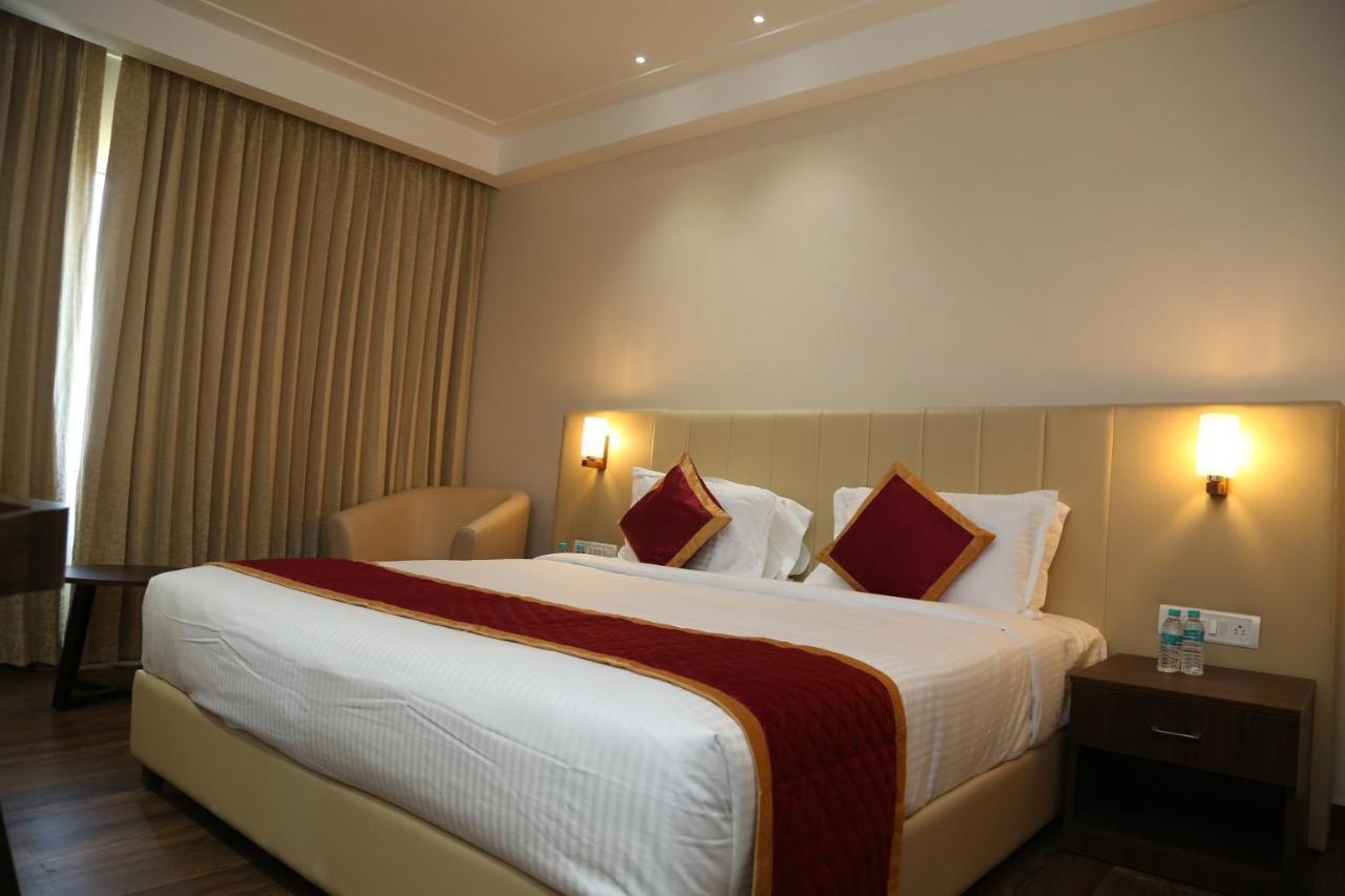 Hotel Skanda Palace Thiruttani Extérieur photo